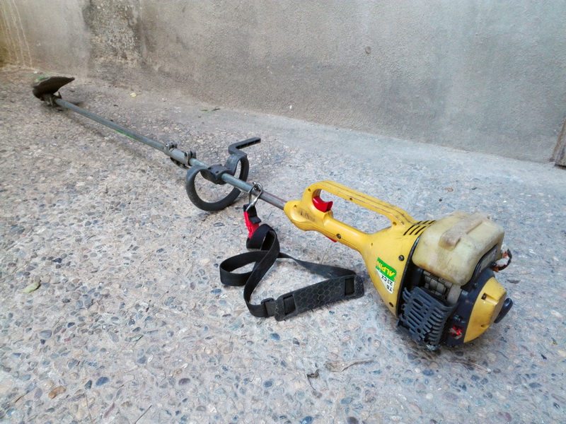 desbrozadora hierba jardin gasolina metal plastico negra funciona 26x178x24 (28eu.) 1u